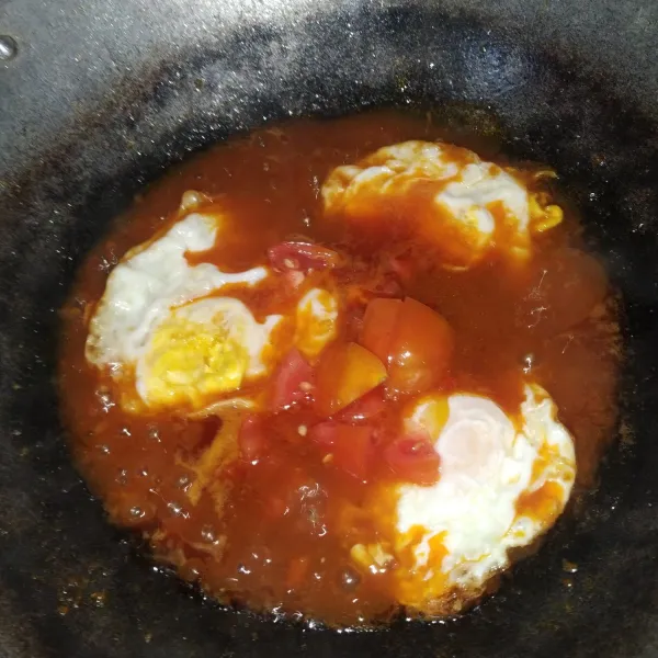Masukkan telur & tomat, bumbui garam, gula & kaldu bubuk.
