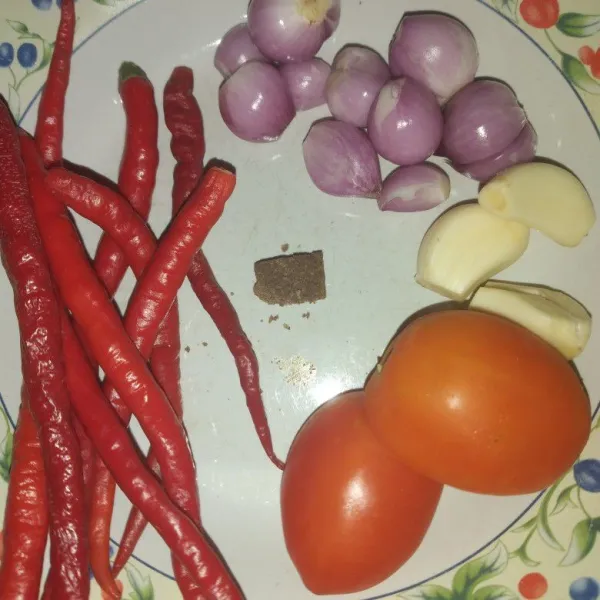Blender kasar bahan sambal.
