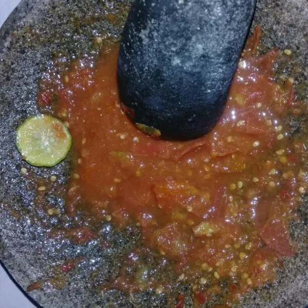 Setelah itu tambahkan sedikit micin dan kemudian tambahkan perasan jeruk sambal dan setelah itu ulek sebentar agar semua tercampur rata.