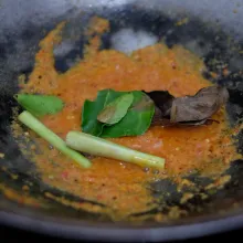 Tumis bumbu halus tambahkan daun jeruk, daun salam, sereh dan lengkuas yang sudah digeprek.