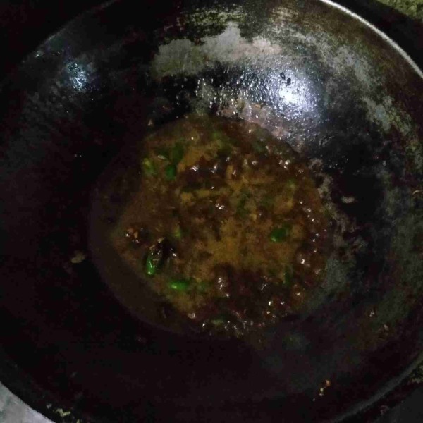 Masukkan lombok hijau kemudian aduk sampai layu. Masukkan petis udang dan secukupnya air, masukkan telur. Masak sampai bumbu meresap dan mengental.
