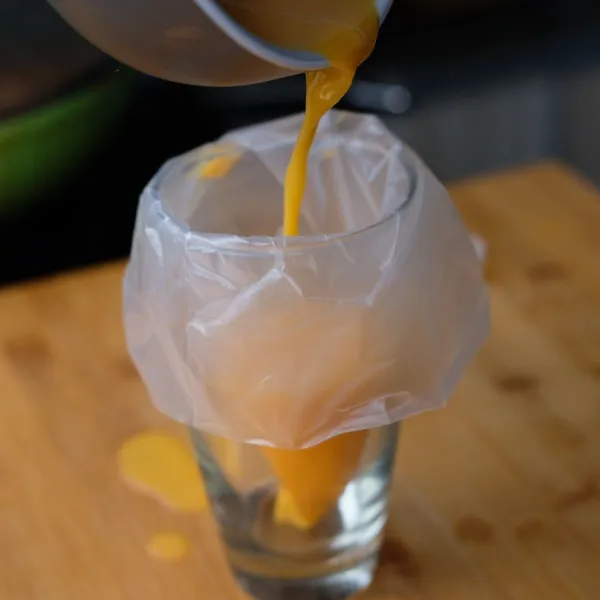 Kocok merata 2 butir telur kemudian masukkan ke dalam piping bag atau bisa menggunakan plastik makanan kemudian potong ujungnya sedikit saja.