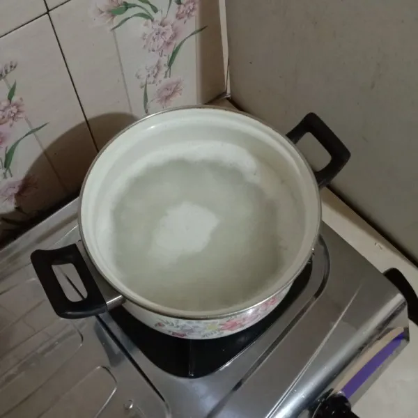 Cuci bersih beras. Didihkan air setelah itu tuang  beras sambil sesekali diaduk.