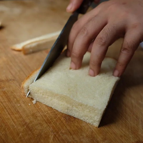 Potong pinggiran roti tawar atau bisa menggunakan roti tawar yang tidak ada pinggirnya.