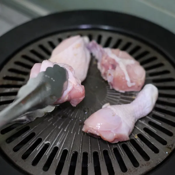 Bakar ayam yang sudah dimarinasi sampai ada beberapa bagian yang gosong lalu angkat dan sisihkan.