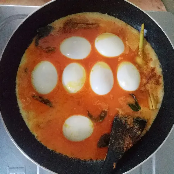 Masukkan telur dan 1/2 santan, aduk rata sampai telur berubah warna.