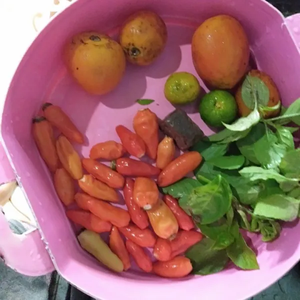 Cuci bersih cabe, tomat, jeruk limau dan daun kemangi