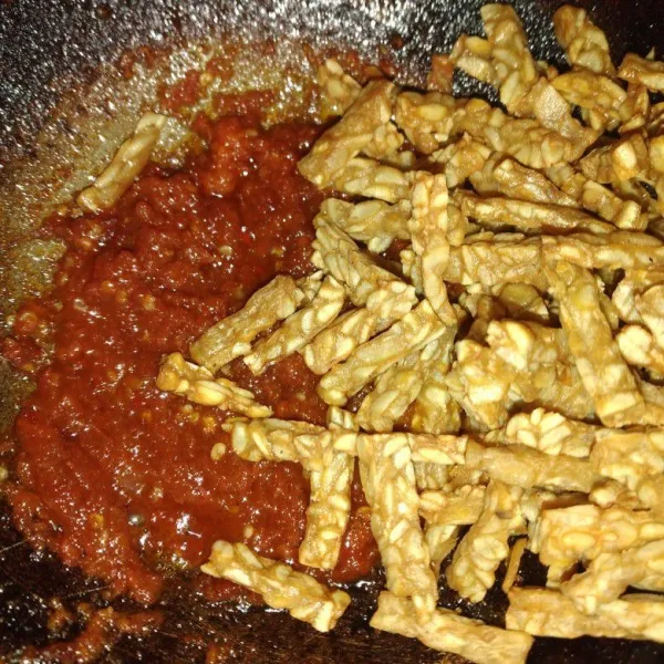 Masukkan tempe goreng, masak hingga tercampur rata, angkat dan sajikan.