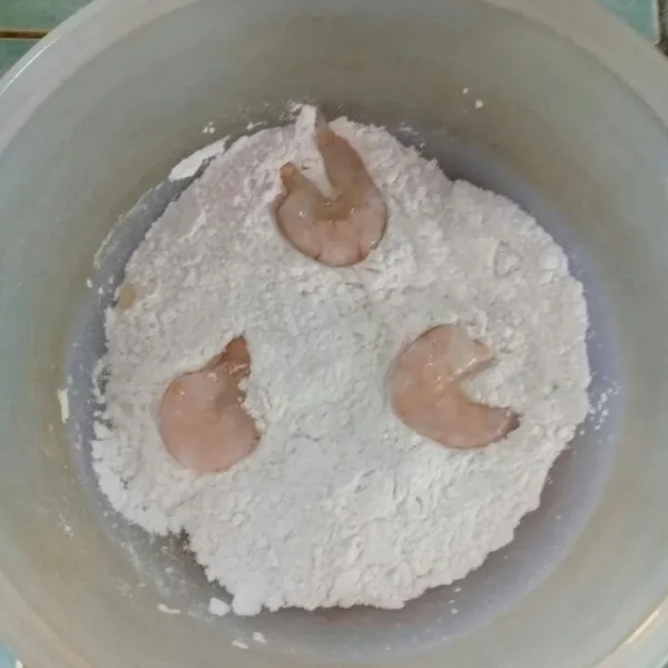 Siapkan tepung bumbu serbaguna dalam mangkok. Masukkan udang yang ada di telor ke dalam tepung bumbu serbaguna