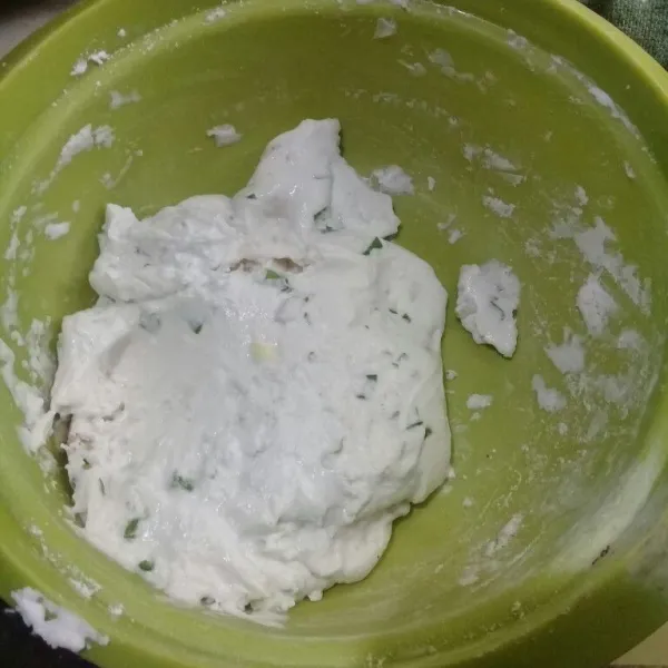 Tuangkan secukupnya air mendidih, aduk rata dan menggunakan spatula cukup sampai tercampur rata jangan sampai kalis.