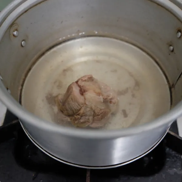 Rebus daging hingga matang, tiriskan tunggu dingin.