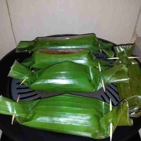 Panaskan dan olesi grill pan dengan minyak goreng atau margarin tipis - tipis. Bakar nasi di atas grill pan hingga harum. Jika daun pisang telah layu atau berwarna kecoklatan, segera angkat.