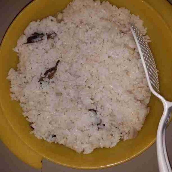 Setelah nasi matang, angkat. Biarkan nasi dingin.
