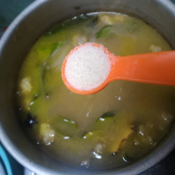 Masukkan kaldu dan tambahkan sedikit air, beri gula, garam dan kaldu bubuk, masak hingga mendidih dan bumbu meresap.