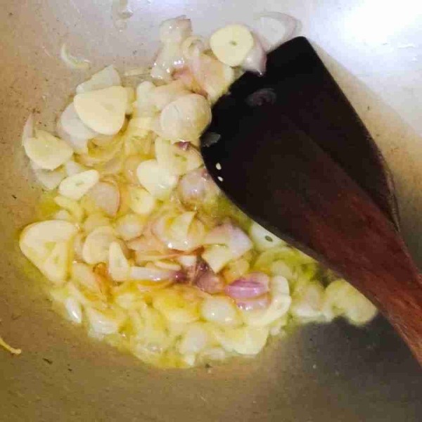 Panaskan mentega, masukan bawang, masak hingga harum.