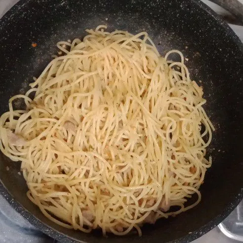 Aduk rata bumbu. Spaghetti praktis buat nemenin saat Stay at Home siap disantap.