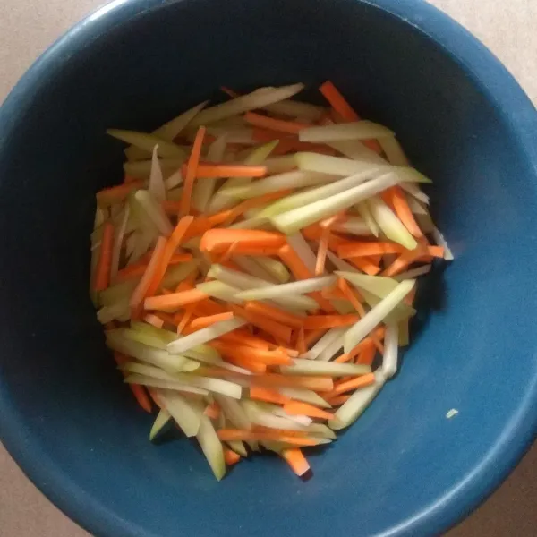 Potong panjang (korek) wortel dan labu siam, cuci bersih lalu sisihkan.