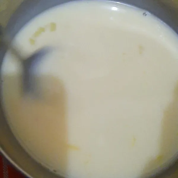 Cara membuat Vla Susu: masukkan 10 sdm air es, 2 btr telur, 3 sdm maizena, 10 sdm susu, dan 2 sdt vanilli. Aduk hingga rata.