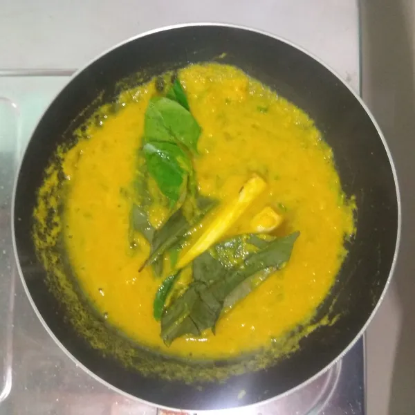 Tambahkan bumbu pelengkap, tumis hingga bumbu matang dan tidak lagu, sisihkan.