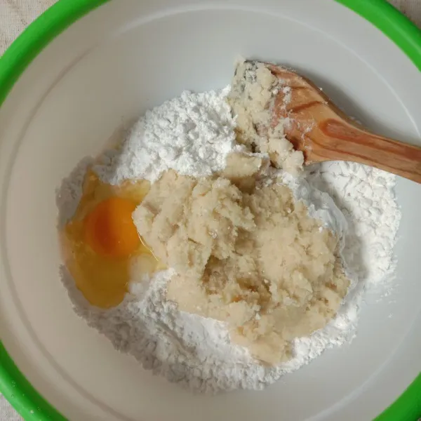 Masukkan adonan santan ke tepung tapioka. Masukkan telur dan garam.