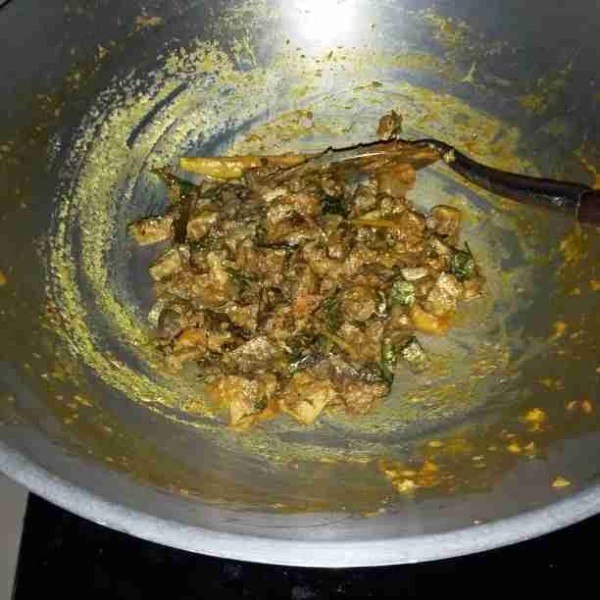 Masukkan ati ampela dan daun kemangi. Aduk hingga bumbu tercampur rata. Masak hingga bumbu meresap dan air menyusut.