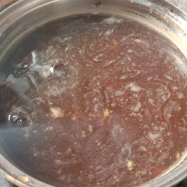 Rebus semua bahan kuah cuko sampai gula larut.