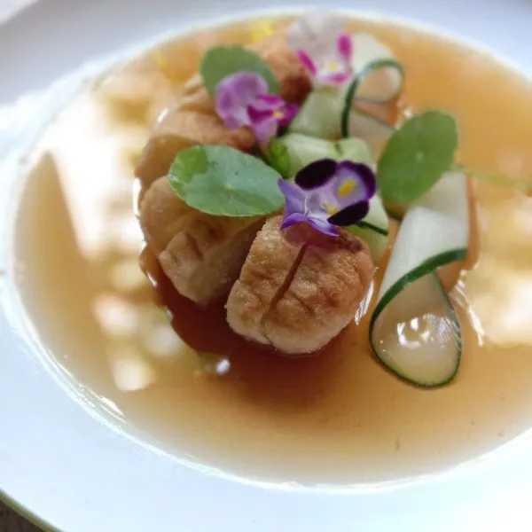Cara menyajikan potong2 pempek taruh dalam mangkok. Beri potongan timun lalu siram dengan kuah cuko.