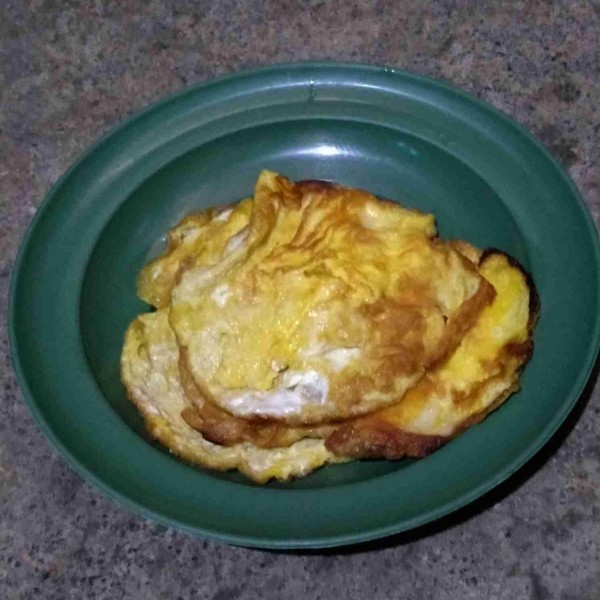 Telur yang sudah dikocok lepas, beri sedikit garam. Goreng telur. Potong-potong sesuai selera