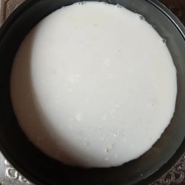 Didihkan santan dan bawang putih. Santan jangan sampai pecah.
