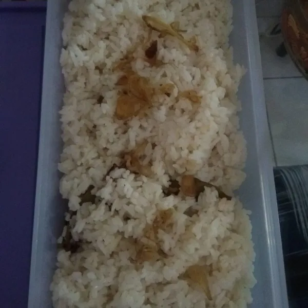 Setelah matang, aduk sebentar, pindahkan ke wadah nasi. Sajikan dengan lauk pendampingnya.