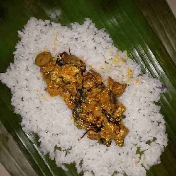 Ambil 2 lembar daun pisang. Masukan nasi secukupnya. Tambahkan rica - rica ati ampela sesuai selera. Rapikan nasi lalu gulung dan sematkan lidi. Gunting ujung daun supaya rapi.