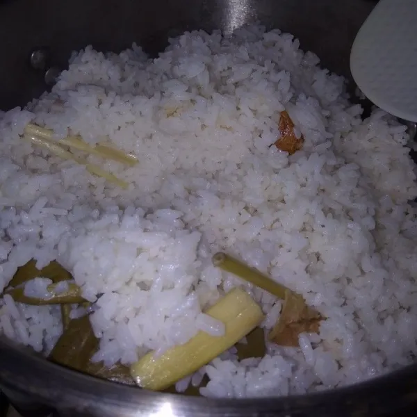 Kukus aron tersebut di kukusan yang sudah mendidih. Kukus selama 10 menit.