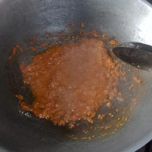 Tumis bumbu halus dengan secukupnya minyak goreng hingga bumbu matang.