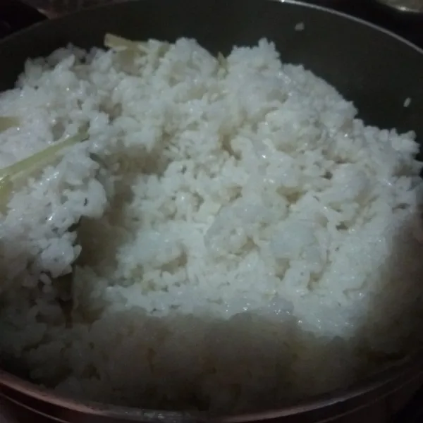Aduk sebentar aronan nasi sebelum dimasukkan ke kukusan.