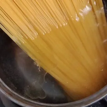 Rebus spaghetti selama 10 menit sampai empuk lalu tiriskan.