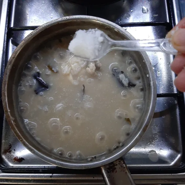 Tambahkan garam dan aduk terus hingga benar benar mengental, dan nasi sudah hancur menjadi bubur