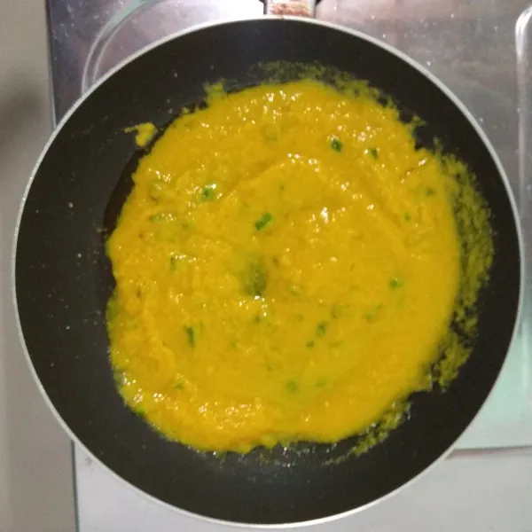 Tumis bumbu halus dengan api kecil hingga wangi.