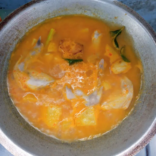 Masukkan ayam dan air. Aduk rata. Masak sampai mendidih.