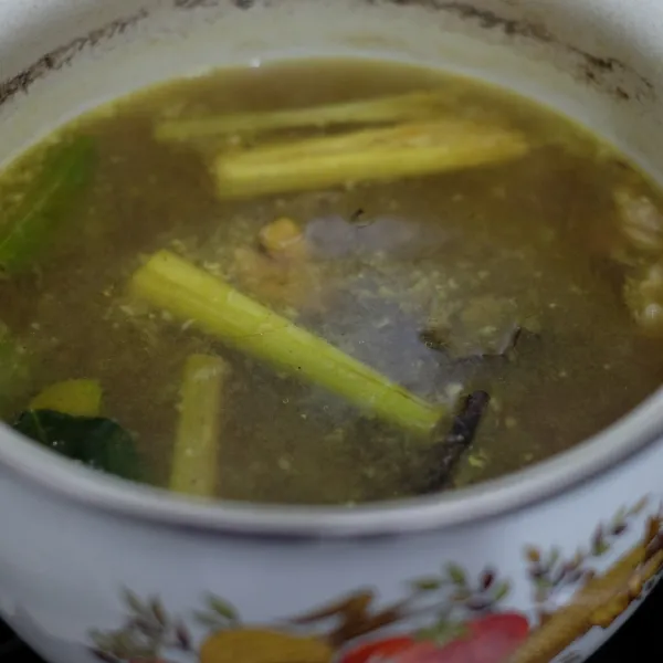 Tambahkan gula, garam dan penyedap,  masak 20 menit, angkat dan sajikan, tambahkan seldri, bawnag goreng dan toge kecil sebagai pelengkap saat penyajian.