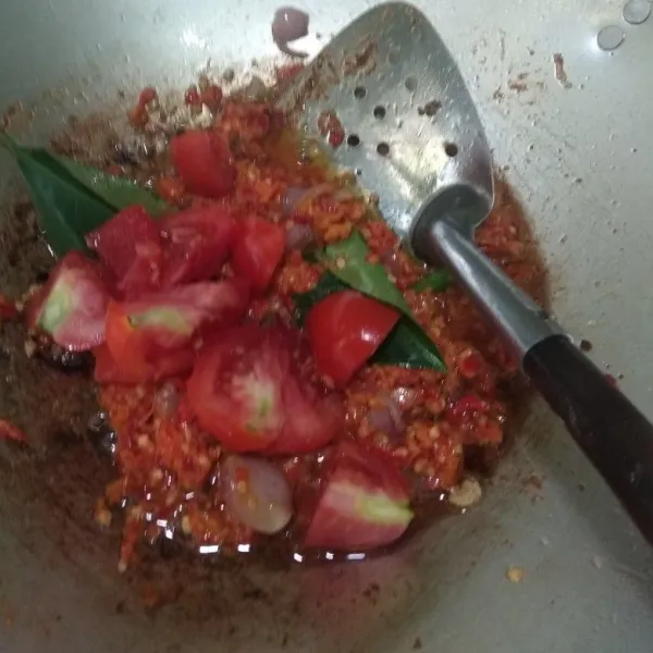 panaskan minyak ,tumis bawang merah sampai harum.masukan bumbu yang telah dihaluskan ,salam dan tomat.aduk rata dan masak sampai bumbu matang