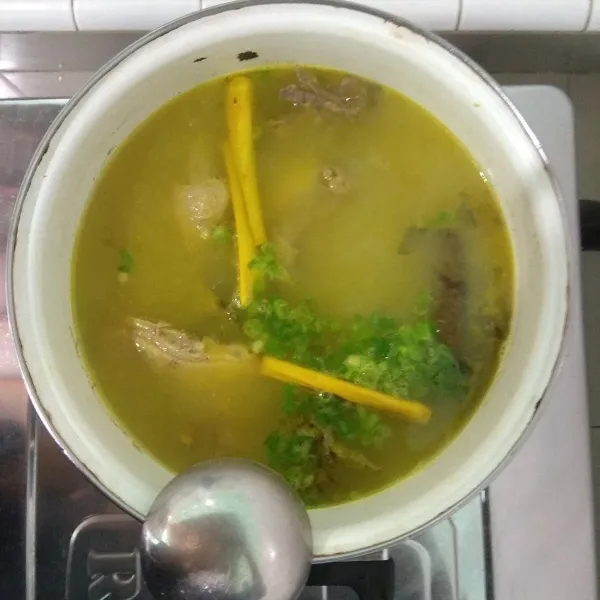 Masukan bumbu halus yang sudah matang ke dalam air rebusan ayam, dan masak hingga ayam empuk dan matang, matikan api.