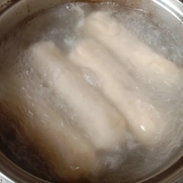 Rebus air dengan 1 sendok makan minyak goreng sampai mendidih. masukkan adonan pempek rebus sampai terapung tandanya matang. Angkat tiriskan.