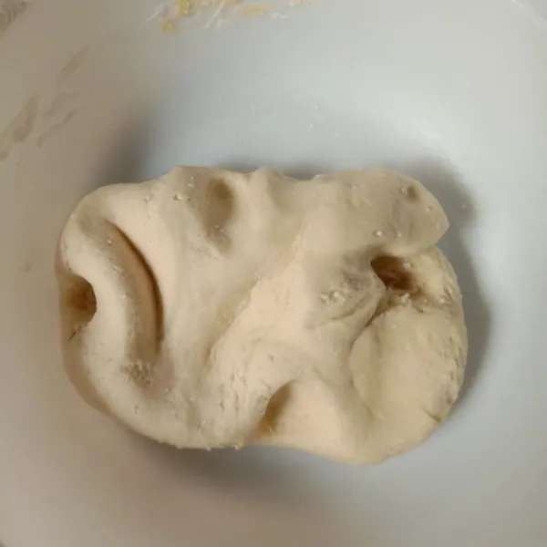 Aduk dengan sendok kayu (karena panas) sampai bisa dipulung.