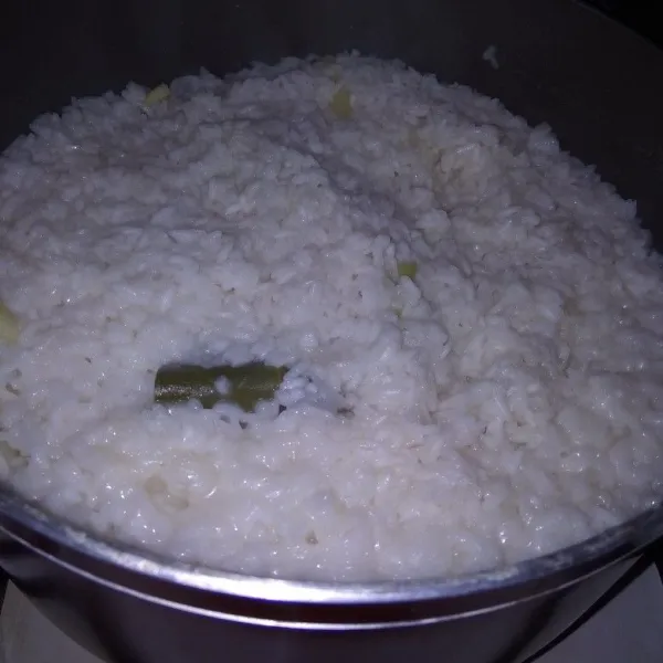Masak nasi dan santan hingga menjadi aron.
