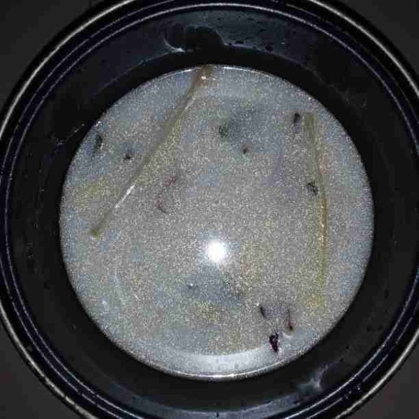 Siapkan teflon magic com. Masukan beras, santan, garam, tumisan bawang merah, batang serai dan daun salam. Aduk hingga tercampur rata. Nyalakan magic com masak hingga nasi matang.