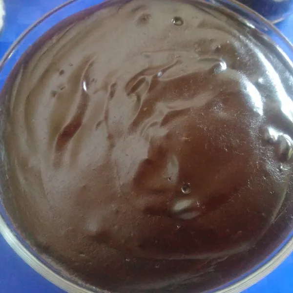 Tuang adonan coklat di atas adonan sebelumnya.