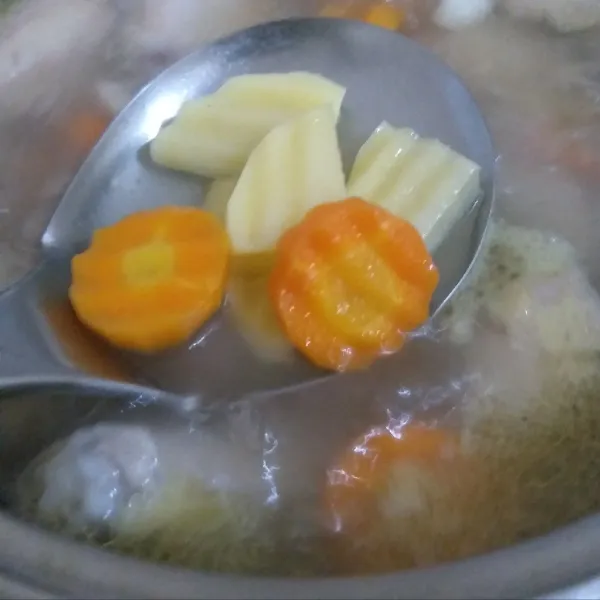 Setelah wortel empuk dan makaroni mengembang, masukkan kentang.