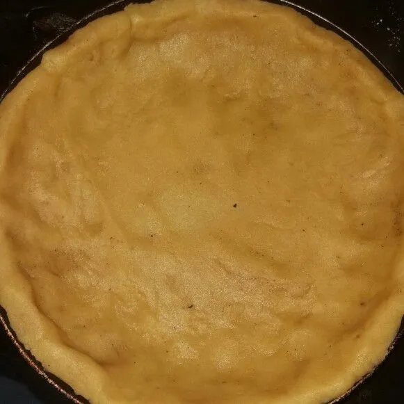 Selanjutnya ratakan di atas teflon, sebisa mungkin ketebalannya merata ya. Terutama bagian dadar teflon.