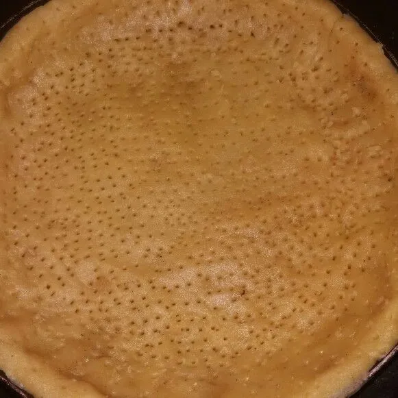 Tusuk-tusuk adonan menggunakan garpu.