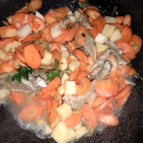 Masukkan 250 gr wortel, 150 gr kentang, dan 1 seledri lalu ratakan.